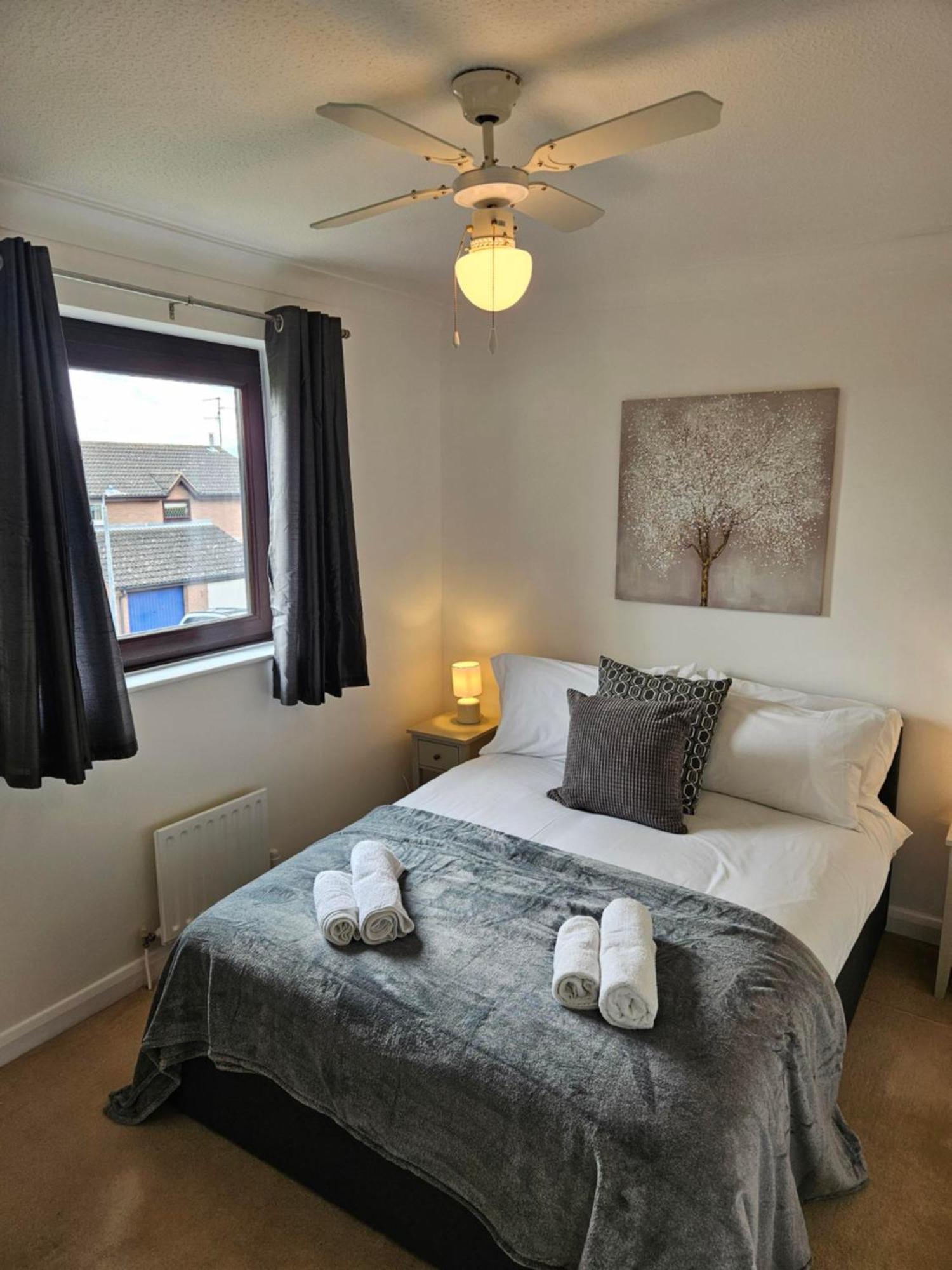 Redcot Gardens Stamford 4 Bed Contractor Familt Home With Parking 外观 照片