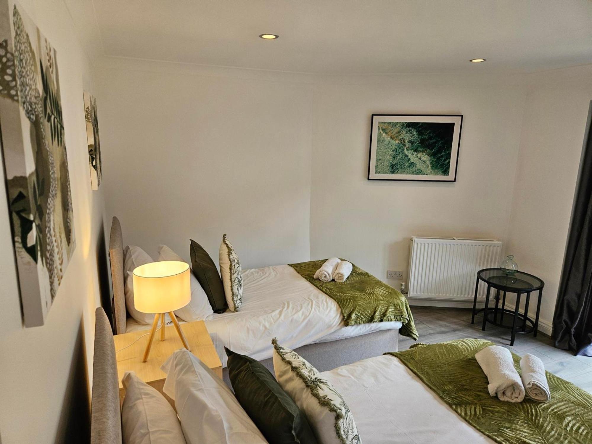 Redcot Gardens Stamford 4 Bed Contractor Familt Home With Parking 外观 照片