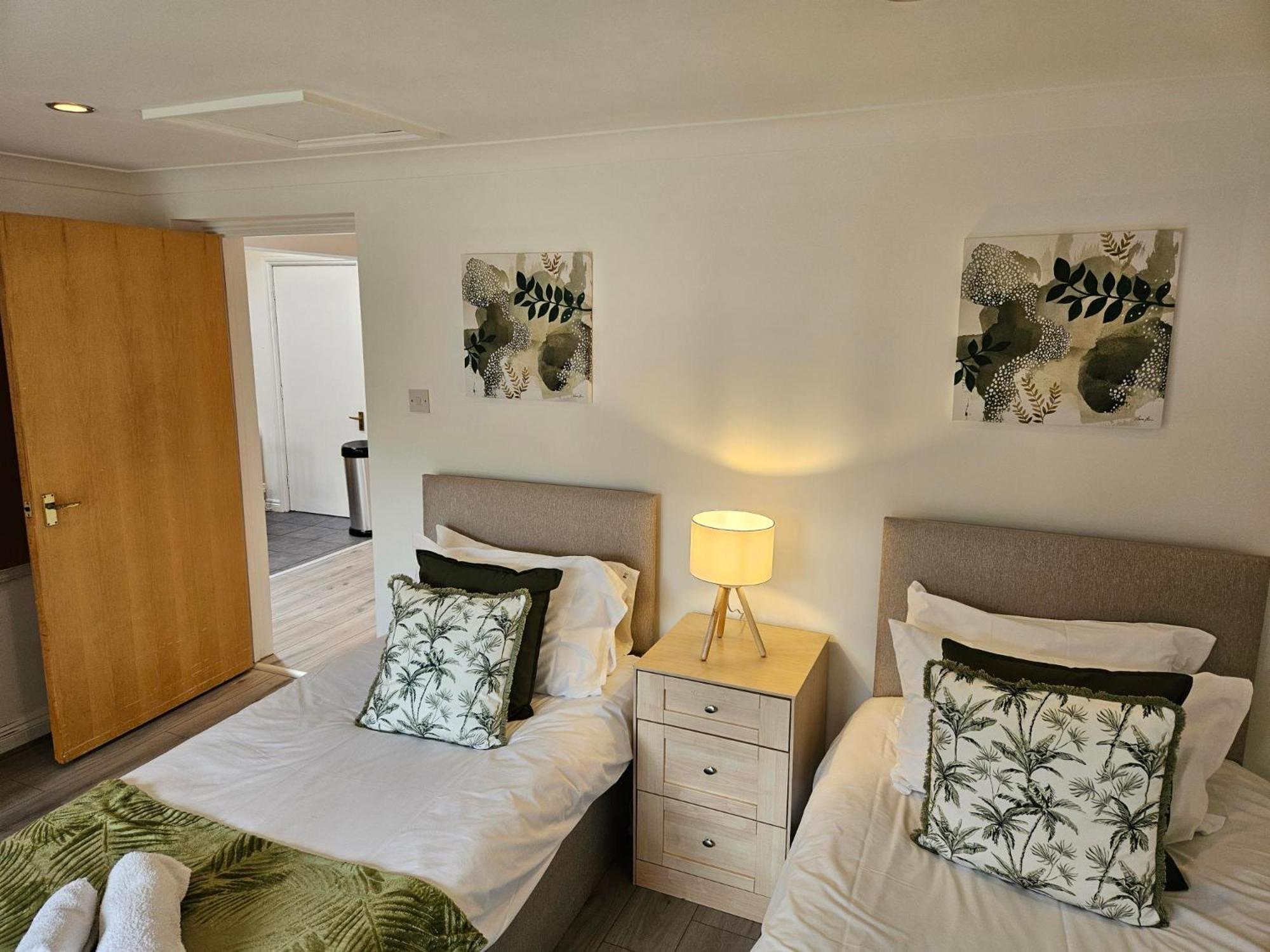 Redcot Gardens Stamford 4 Bed Contractor Familt Home With Parking 外观 照片