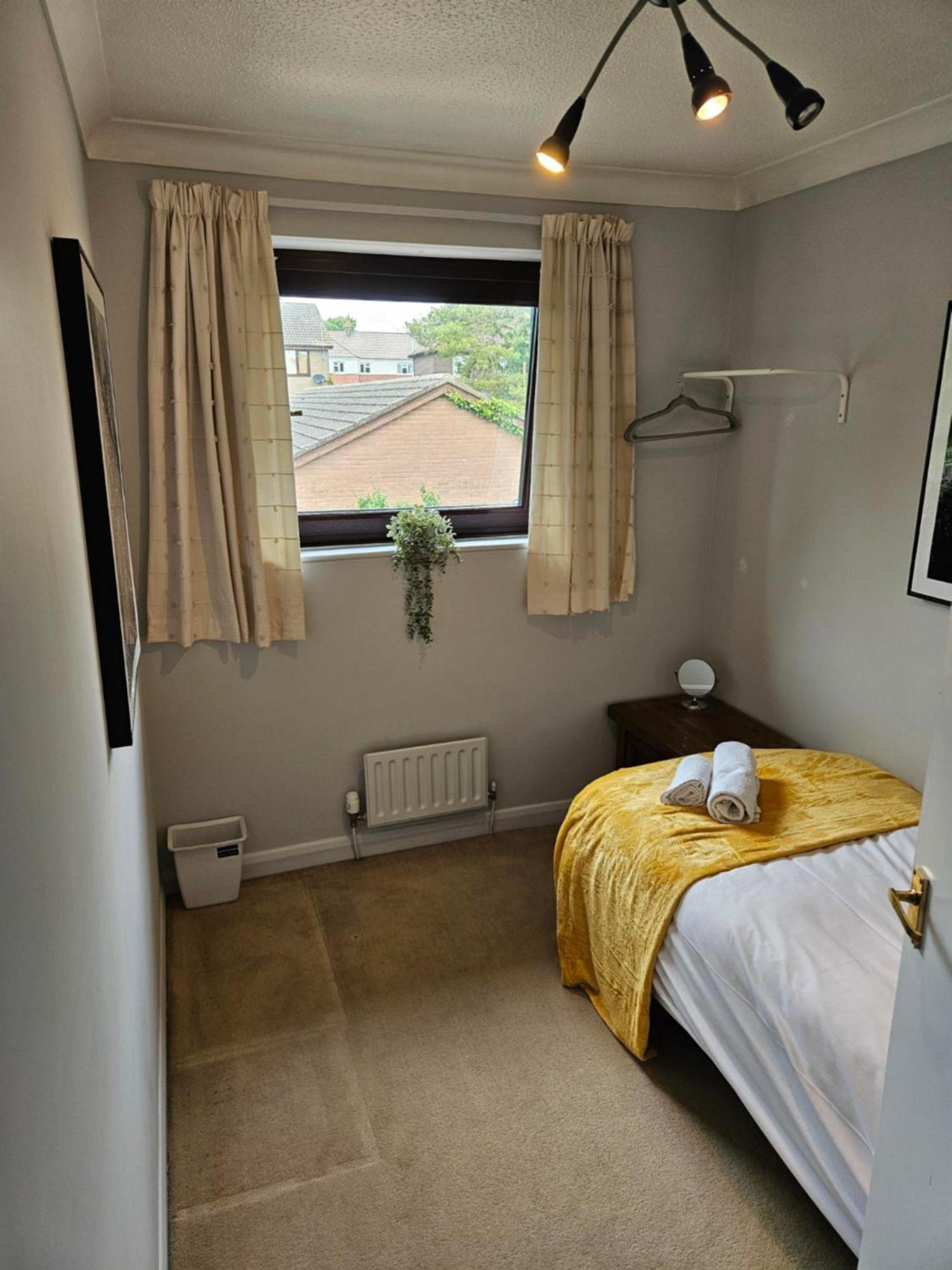 Redcot Gardens Stamford 4 Bed Contractor Familt Home With Parking 外观 照片